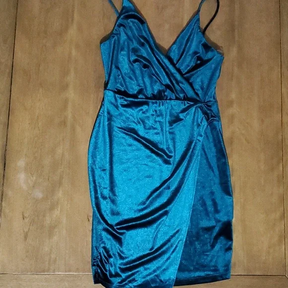 windsor blue velvet dress Elina Formal Velvet Strapless Midi Dress
